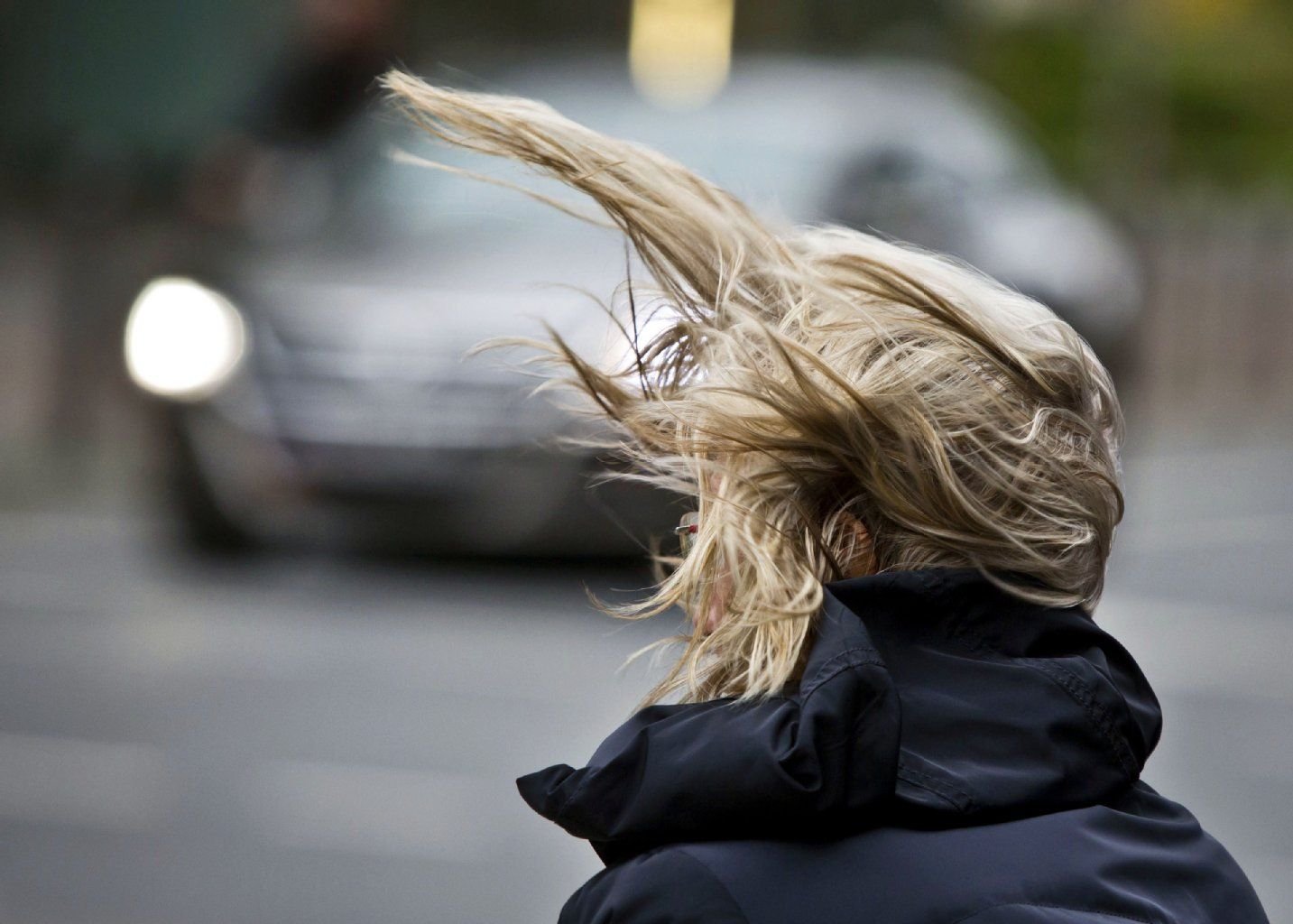 Der Sturm wirbelt die Haare einer Frau durcheinander.