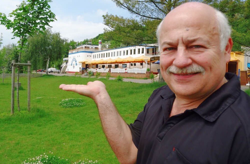 Da steht es: Gastronom Jürgen Meinecke ist stolz auf seine Schiffsgaststätte an Land.