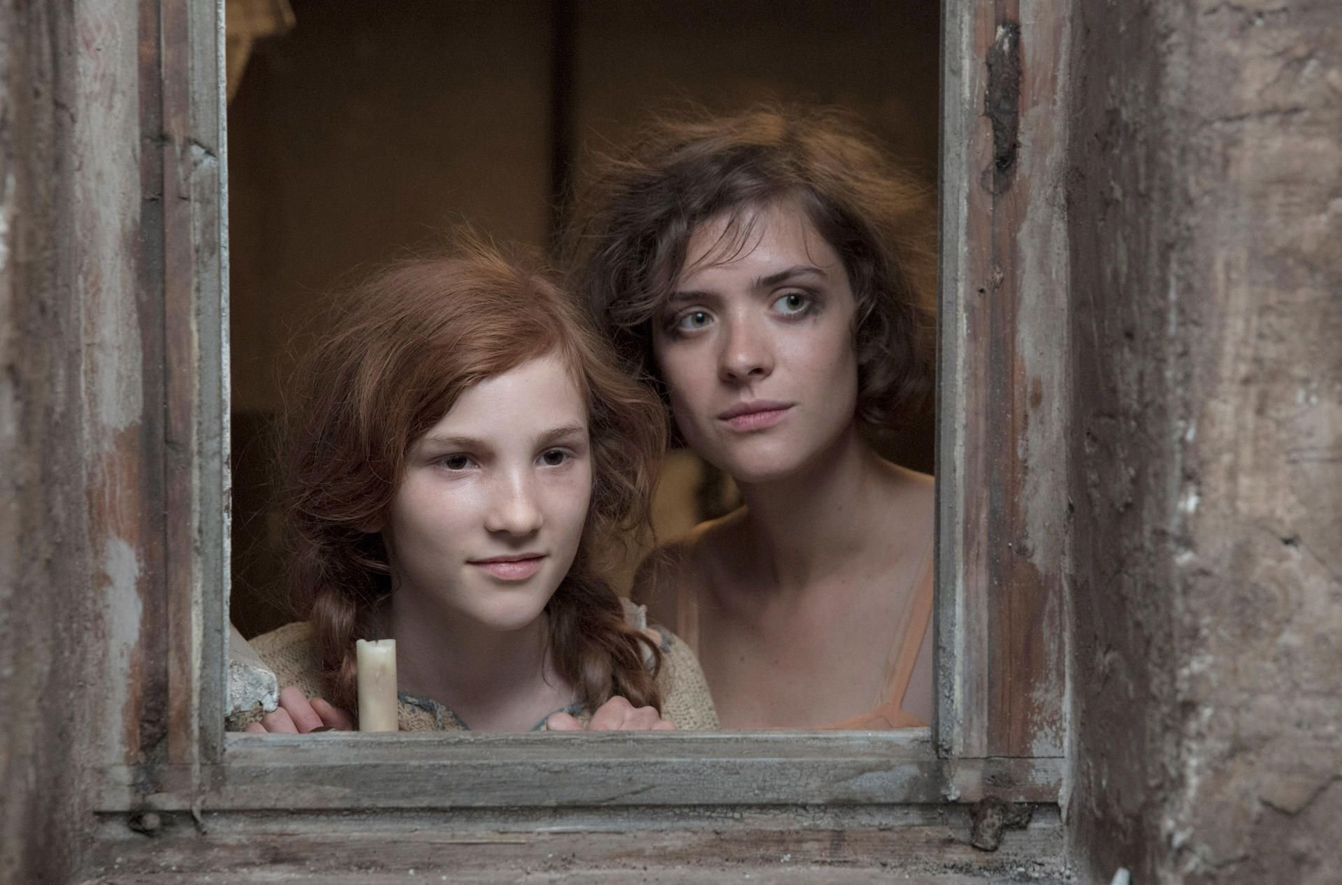 Liv Lisa Fries (Charlotte Ritter) und Irene Böhm (ihre Schwester Toni) in einer Szene von Folge eins des Kriminalfilms «Babylon Berlin».