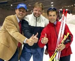 Pressekonferenz zum FIS-Langlauf-Weltcup in Düsseldorf, Dienstag (08.10.2002) in Neuss. Leo Bauernberger, Geschäftsführer Salzburger Land Tourismus Gesellschaft, Skilanglauf Bundestrainer Jochen Behle und Peter Schlickenrieder, Silbermedaillengewinner im Skilanglauf-Sprint in Salt Lake City (v.l.), heben den Daumen auf der Skipiste in der Skihalle Neuss. Anlässlich des FIS-Langlauf Weltcups in Düsseldorf, der vom 25.-27.10. in der Düsseldorfer Innenstadt stattfindet, gaben Peter Schlickenrieder, Mitorganisator Leo Bauernberger und Jochen Behle eine Pressekonferenz in der Skihalle. dpa/lnw