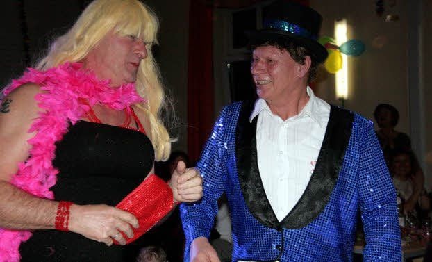 In ausgelassener Stimmung feiern die Hohndorfer in ihrem „Disko-Tempel“. „Küss die Hand schöne Frau“ heißt es bei Bernd Schulze und Henry Wickner, die als „Erste Allgemeine Verunsicherung“ auftreten.