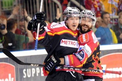 Adam Courchaine (l) von den Metro Stars und Brandon Reid bejubeln den Führungstreffer zum 1:0. Reid spielte zu Courchaine, der den Puck im Tor versenkte. (FOTO: DPA)