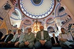 Beim Tag der Offenen Moschee nehmen Gläubige in der Sehitlik-Moschee in Berlin-Neukölln an einem Mittagsgebet teil. (Foto: dpa)