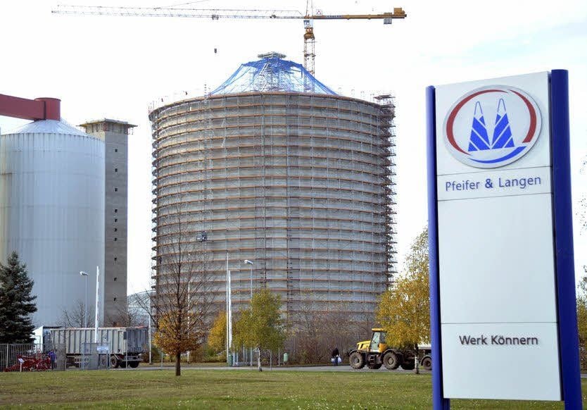 Ein neues Zuckersilo entsteht derzeit auf dem Gelände der Zuckerfabrik. Das Unternehmen hüllt sich diesbezüglich in Schweigen.