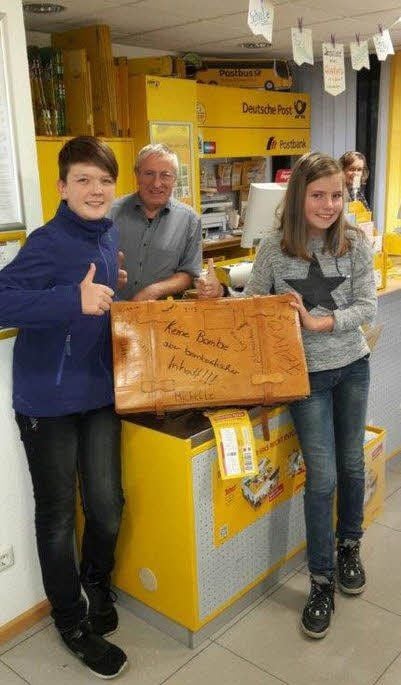 Felix Hoffmann (li.) und Henriette Thomas geben das Bewerbungspaket bei der Post ab.