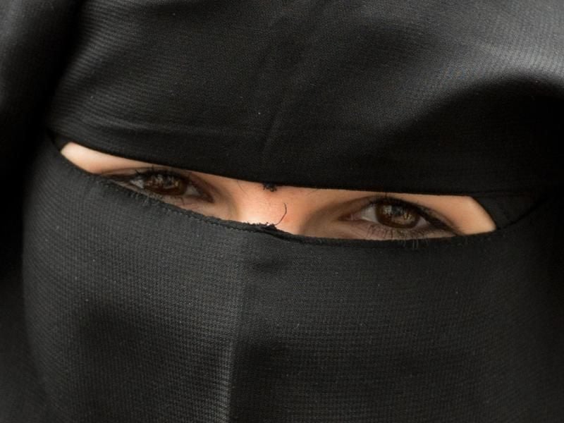 Eine Frau trägt einen Nikab. Foto: Boris Roessler/dpa/Archivbild/Illustration/dpa