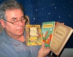 Hartwig Richter aus dem mecklenburgischen Neustrelitz zeigt drei seltene Ausgaben der Werke von Robert Reinick (1805-1852). Richter betreibt ein eigenes «Märcheneum» und ist bei Recherchen zu Hans Christian Andersen auf den fast vergessenen deutschen Märchenerzähler gestoßen. (Foto: dpa)