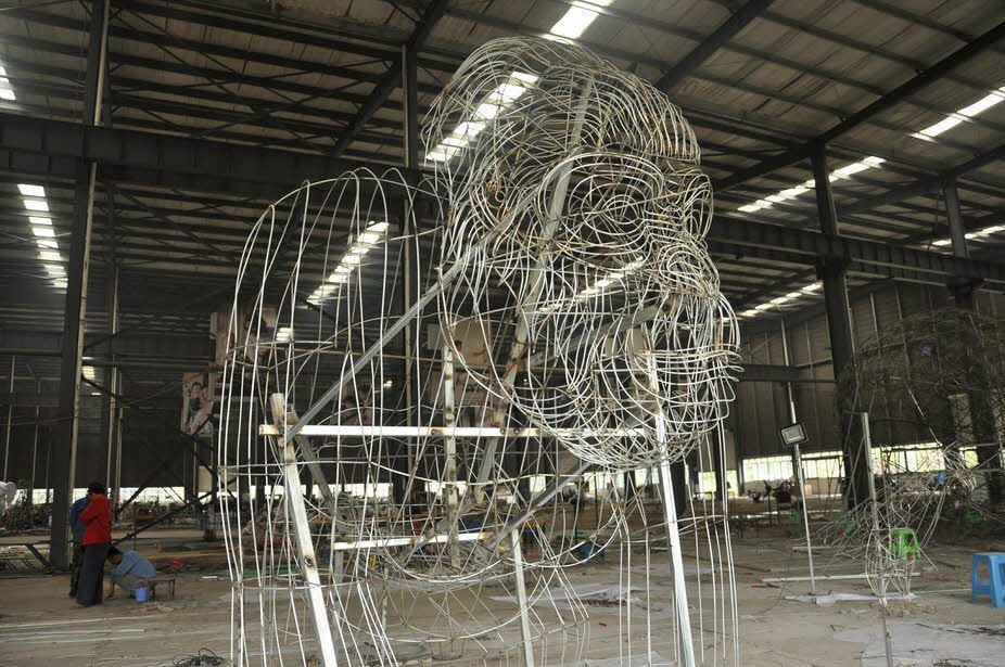 Vom riesigen Affen ist bislang nur das Eisendrahtgerüst fertig.