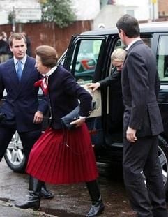 Mit ihrem Mann Tim Laurence (r) und den Kindern Peter and Zara Phillips ist Prinzessin Anne auf dem Weg zum Gericht. (Foto: dpa)