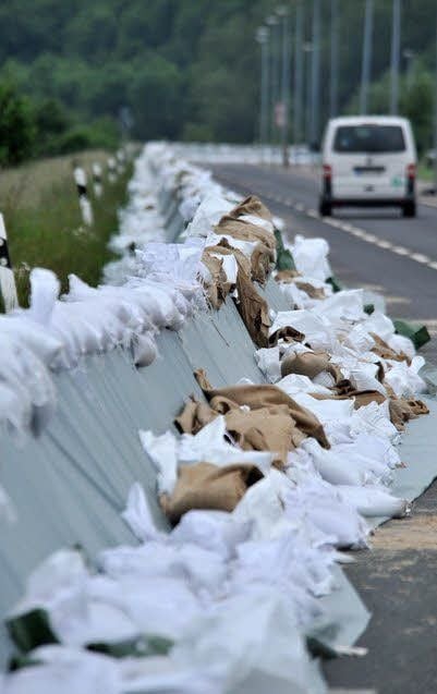 Wieder ein gewohntes Bild in diesen Tagen: Sandsäcke über Sandsäcke