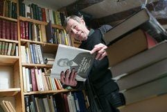 Übersetzer Peter Urban liest in seiner eigenen Bibliothek in seinem Wohnhaus im Grebenhainer Ortsteil Weidmoos in einem Buch. In einem 300 Jahre alten Bauernhaus lebt und arbeitet der Übersetzer. (Foto: dpa)