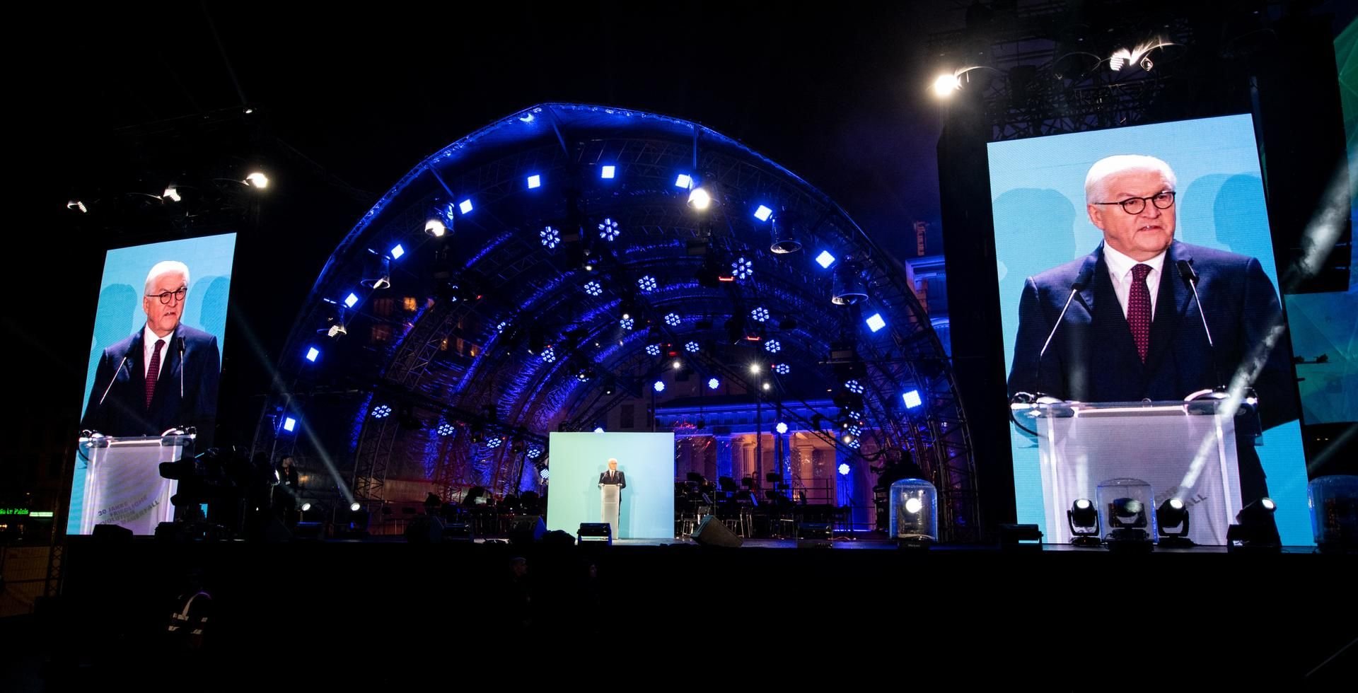 „Neue Mauern einreißen“: Bundespräsident Frank-Walter Steinmeier spricht bei der Feier anlässlich der Festivalwoche "30 Jahre Friedliche Revolution - Mauerfall" am Brandenburger Tor.