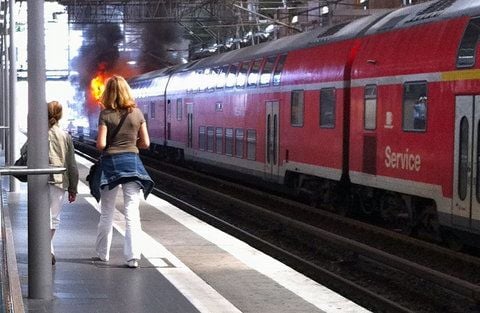 Ein Regionalzug steht mit brennender Lokomotive an einem Bahnsteig des Ostbahnhofs in Berlin. (FOTO: DAPD)
