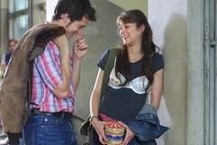 Eine eigenwillige Liebe entsteht zwischen Julien (Guillaume Canet, l) und Sophie (Marion Cotillard, r). Beide sind 18 Jahre alt und gehen noch zur Schule. «Top oder Flop», so heißt das Motto, unter dem sie sich gegenseitig Mutproben abverlangen... (Foto: dpa)