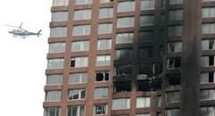 Blick auf die zerstörte Fassade des Bel-Air-Hochhauses im Osten Manhattans, in das am Mittwoch ein Kleinflugzeug stürzte. Das 50 Stockwerke hohe Apartmenthaus wurde 1988 gebaut. (Foto: dpa)