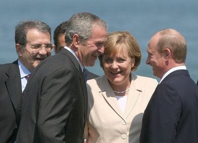 Bundeskanzlerin Angela Merkel spricht am 8. Juni 2007 in Heiligendamm während des G8-Gipfels mit US-Präsident George W. Bush (2.v.l.) und dem russischen Präsidenten Wladimir Putin. (FOTO: DPA)