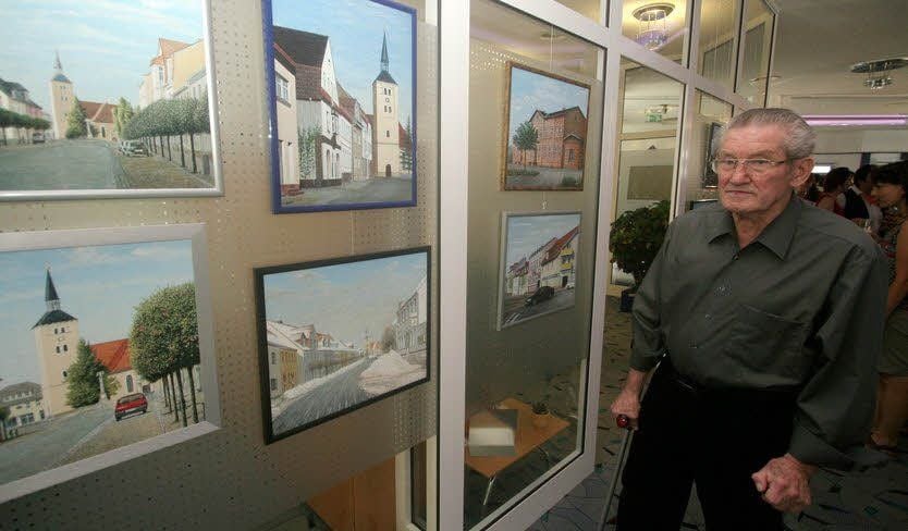 Kurt Becher vor einigen seiner Arbeiten in der Ausstellung bei der Volksbank Elsterland in Jessen.