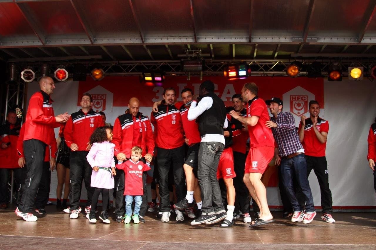 Der HFC feiert mit seinen Fans den Saisonabschluss.