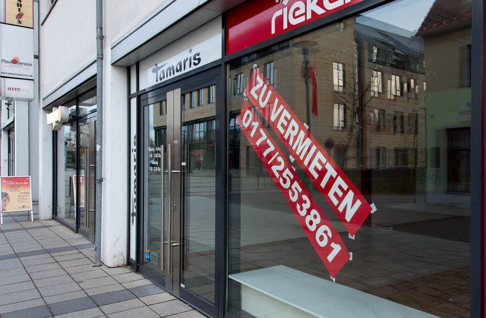 Obwohl der Mietvertrag noch läuft, hat der Inhaber des Schuhgeschäfts den Laden geschlossen.