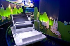 Der Deutsche Pavillon in Saragossa lädt zu einer Fahrt in die Geheimnisse des Wassers ein. Auf einem Floß, dem «Float», gleitet man durch virtuelle Grundwasserhöhlen und ein Labyrinth aus Leitungen bis in die Kölner Bucht. (Foto: dpa)