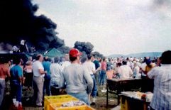 Die Reproduktion vom Mittwoch (13.08.08) zeigt Zuschauer, die wenige Augenblicke nach der Flugkatastrophe in Ramstein am 28.August 1988 unweit der Absturzstelle das Geschehen verfolgen. (Foto: ddp)