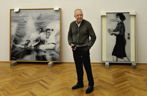 Der Maler Gerhard Richter posiert in der Galerie Neue Meister im Albertinum in Dresden zwischen seinen Werken «Die Sekretaerin» (r.), 1963 und «Das Motorboot», 1965. (FOTO: DDP)