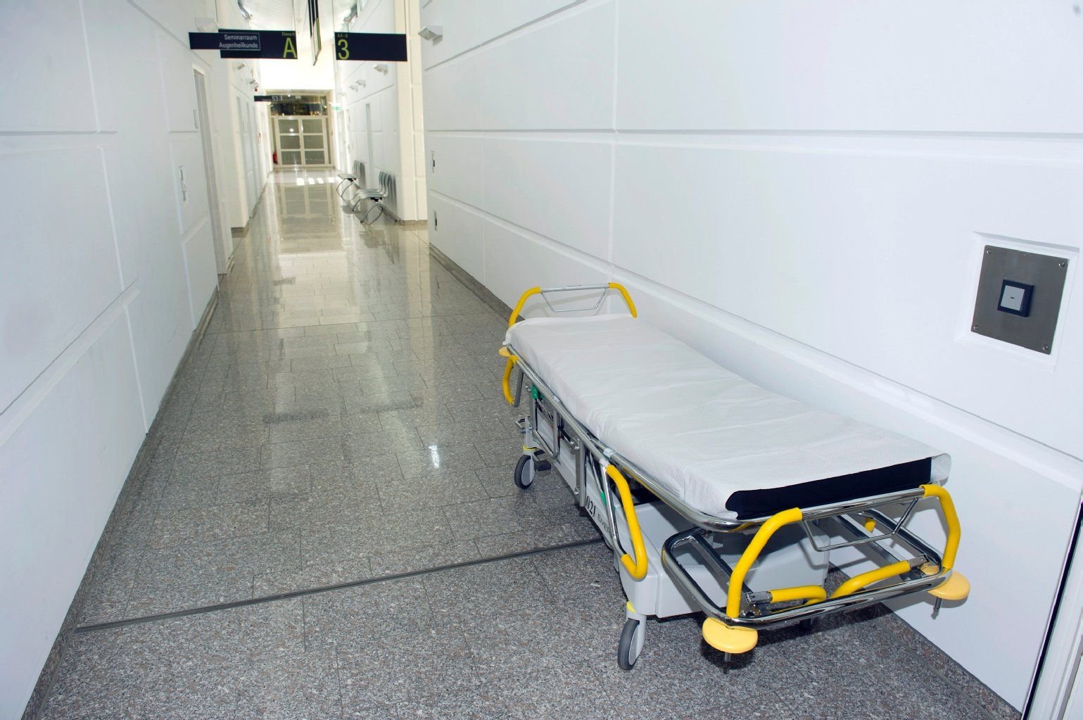 Eine Patientenliege steht auf einem Flur im Universitätsklinikum der Ernst-Moritz-Arndt-Universität in Greifswald