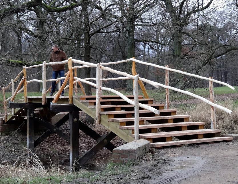 Die sanierte Brücke am Viereckteich im Dessauer Georgengarten: Das Geländer durchläuft jetzt einen natürlichen Trocknungsprozess und wird erst dann behandelt.