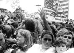 Die selbstgemalten US-Fahnen wenigstens bitte nicht in die Kamera halten - auch die Stasi war im Sommer 1988 hilflos.
