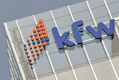 Das Logo der Kreditanstalt für Wiederaufbau (KfW) ist am Gebäude der Bank in Frankfurt am Main zu sehen. (Foto: dpa)
