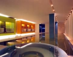 Wohltuende Kraft des Wassers im Mittelpunkt - das Spa des Side Hotels in Hamburg setzt zudem auf das Konzept «Colourblocking» Designers Mattheo Thun. (Foto: dpa)
