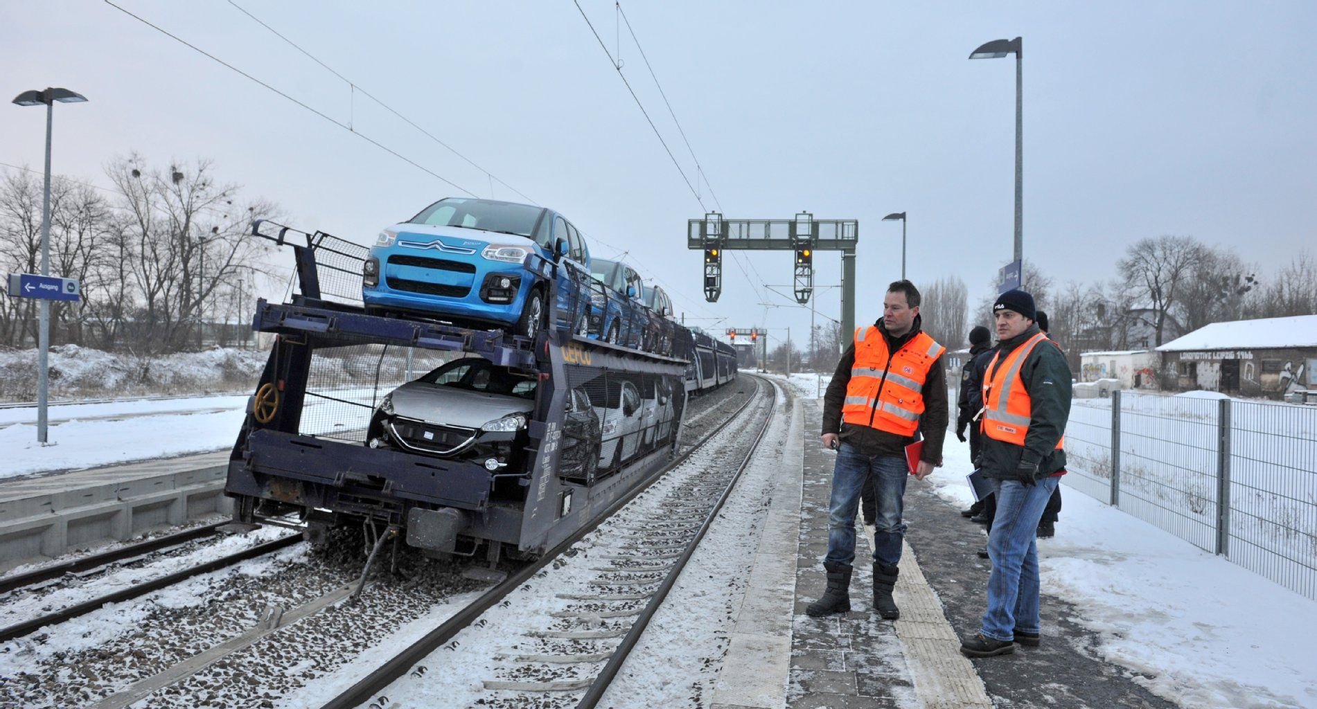 Am Bahnhof Wolfen (Landkreis Anhalt-Bitterfeld) sind am Sonntag mehrere Waggons eines Güterzuges entgleist. Der Zug hatte nagelneue Autos geladen.