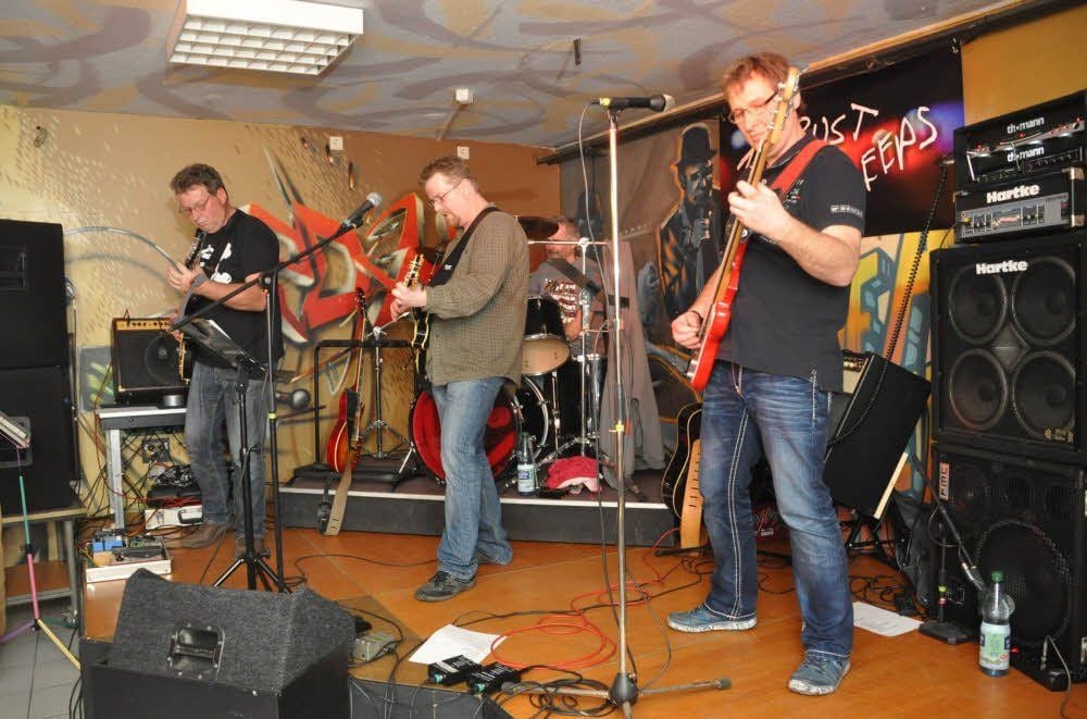„Rust never sleeps“ sind im Jugendverein Roxy in Wolfen-Nord mit ihrem Hardrock keine Unbekannten.