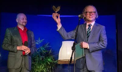 Verleihung der „Goldenen Stechpalme“: Sebastian Müller-Stahl (r.), Sören Fenner von „art but fair“