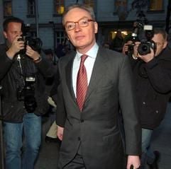 Der frühere Mannesmann-Vorstandsvorsitzende Klaus Esser bahnt sich im Düsseldorfer Landgericht seinen Weg durch die wartenden Pressefotografen. (Foto: dpa)
