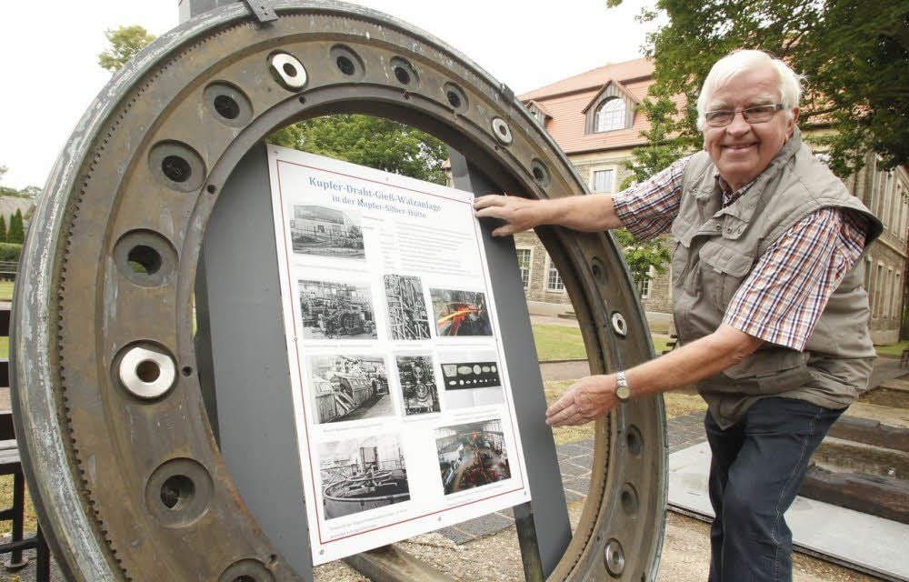 Manfred Stern vom Förderverein zeigt die erste Infotafel, die am Gießrad angebracht wurde.