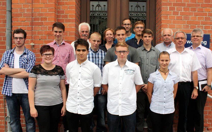 Zehn Azubis starteten in ihre Ausbildung. Am ersten Tag stand ein Rundgang durch die Solvay-Fabrik an.