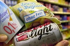 Verbraucherschützer schlagen Alarm: Nach ihren Untersuchungen finden Kunden in den Regalen immer öfter Artikel, die zwar den gewohnten Preis haben, deren Verpackung aber weniger enthält als noch vor Monaten. (Foto: dpa)