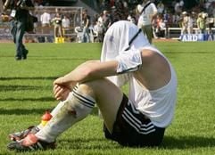 Der für die deutsche Mannschaft spielende Adolf Blum sitzt nach dem Halbfinale der Fußball-WM für Menschen mit Behinderung auf dem Rasen. Deutschland unterlag den Niederlanden mit 0:5. (Foto: dpa)