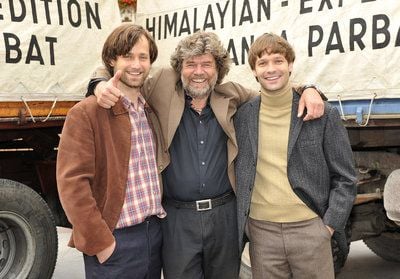 Florian Stetter (spielt Reinhold Messner), Reinhold Messner und der Schauspieler Andreas Tobias (spielt Günther Messner) posieren im Juni 2009 in München während der Dreharbeiten zu «Nanga Parbat». (FOTO: DPA)
