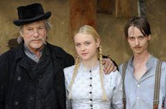Die Schauspieler Götz George (l.) als Schlomo Herzl, Tom Schillling als Adolf Hitler und Anna Unterberger als Gretchen posieren am Drehort des Films «Mein Kampf» in der Innenstadt von Zittau. (Foto: ddp)