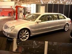 Die getunte Langversion einer Mercedes E-Klasse. (Foto: dpa)