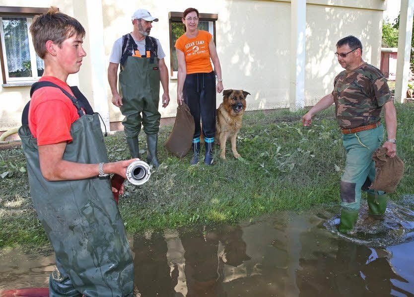 Haben nach der Flut mit dem Aufräumen begonnen: Jan Stötzner, Matthias Giedo, Uta Stötzner und Olaf Necke (von links nach rechts).