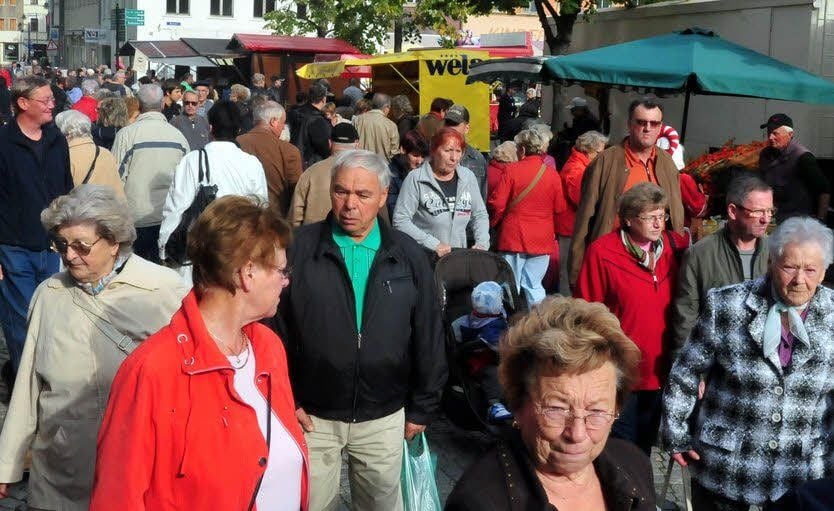 Dichtes Gedränge herrscht am Sonnabend zwischen Zelt und Ständen.