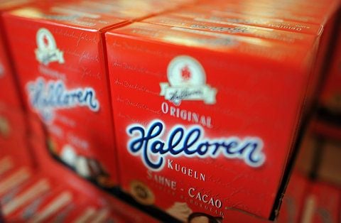 Halloren-Kugeln stehen im Betriebsverkauf der Halloren Schokoladenfabrik AG in Halle (Saale). (ARCHIVFOTO: DPA)