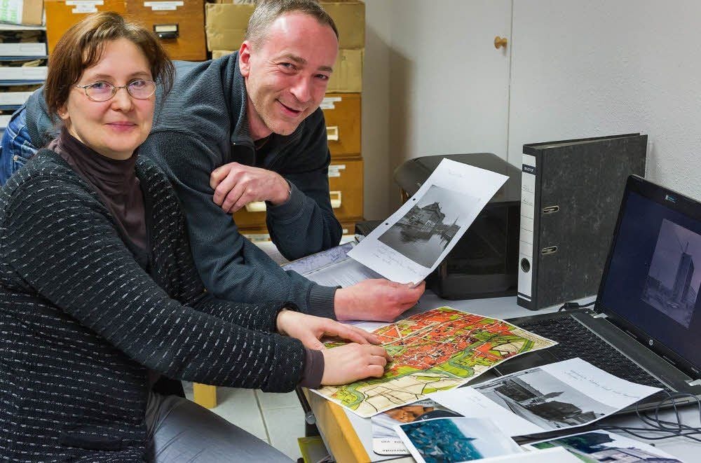 Susann Höritzsch und Kay Viehweger arbeiten am neuen Band „Merseburg im Wandel der Zeit“.