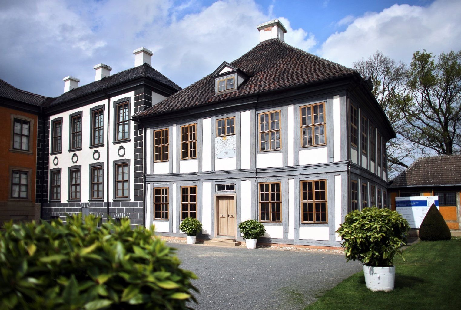Blick auf den sanierten Seitenflügel des Schloss Oranienbaum: Eine neue Dauerausstellung unter dem Motto «Tabakcollegium» widmet sich der Geschichte des Tabakanbaus in der Region. Die holländische Prinzessin Henriette Catharina (1637-1708) erteilte 1693 hier dem ersten Bauern das Privileg zum Tabakanbau.