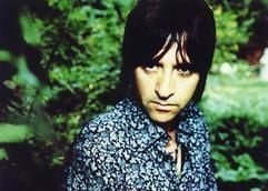 Undatiertes Archivbild zeigt den Musiker Johnny Marr. 15 Jahre nach dem Ende seiner Kultband "The Smiths" will es der Ausnahmegitarrist noch einmal so richtig wissen. Im Alter von 39 Jahren gibt er mit "Boomslang" sein Debüt als Sänger. Es ist das erste Mail, das er eine Aufnahme komplett als Komponist, Musiker, Texter und Sänger bestimmt. (Foto: dpa)