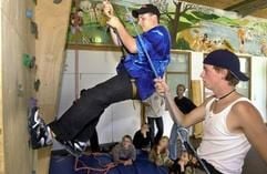 Nicht gleich Medikamente einnehmen: Eine Aufmerksamkeits-Defizit-Störung (ADS) bei Kindern lässt sich nur durch umfassende Untersuchungen feststellen. Außerdem müsse zunächst ausprobiert werden, ob Elternschulung und Verhaltenstraining Besserung bringen. Im Caritas-Haus Feldberg im Schwarzwald wird hyperaktiven Kindern mit einer so genannten sequentiellen Rehabilitation geholfen. (Foto: dpa )