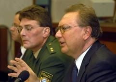 Staatsanwalt Ernst Tschanett (r) und der stellvertetende Polizeidirektor Harald Osel (l) sprechen am Dienstag (22.10.2002) in Hof zu den Medienvertretern. Die neunjährige Peggy aus dem oberfränkischen Lichtenberg ist einem Gewaltverbrechen zum Opfer gefallen. Bereits am Tag ihres Verschwindens, dem 7. Mai 2001, sei sie von einem 24-jährigen Nachbarn in einem Waldstück bei Lichtenberg getötet worden, teilten Staatsanwaltschaft und Polizei mit.)